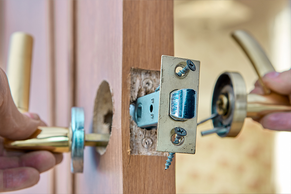 fixing faulty lever doorhandle with latch interior door